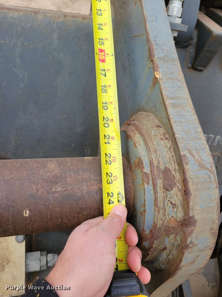 image for item DL7737 TAG Mantis  grapple bucket