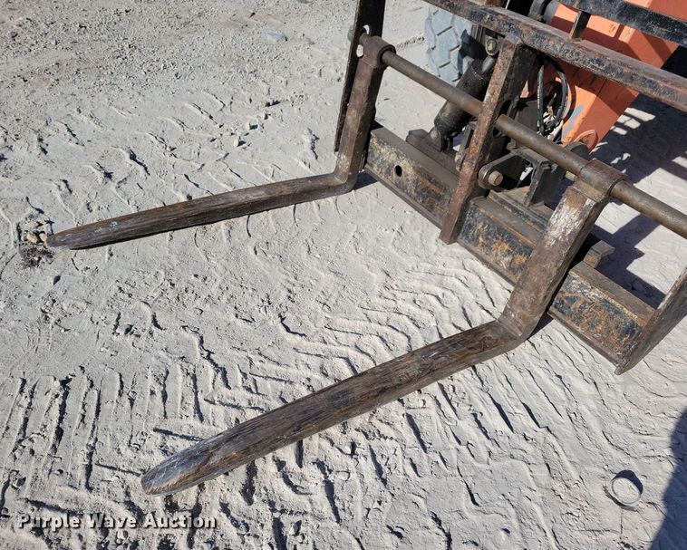 image for item DN4185 2013 JLG Skytrak 8042  telehandler