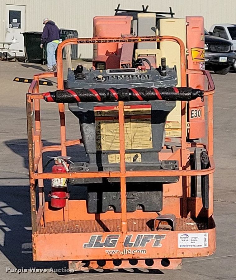 image for item DN4186 2004 JLG E300AJP  boom lift
