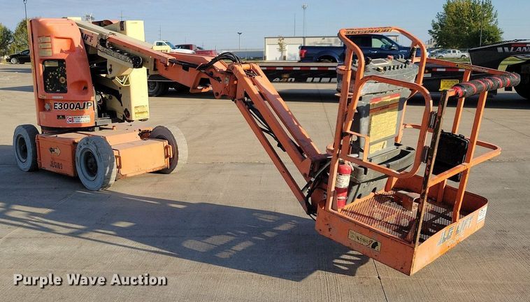 image for item DN4186 2004 JLG E300AJP  boom lift