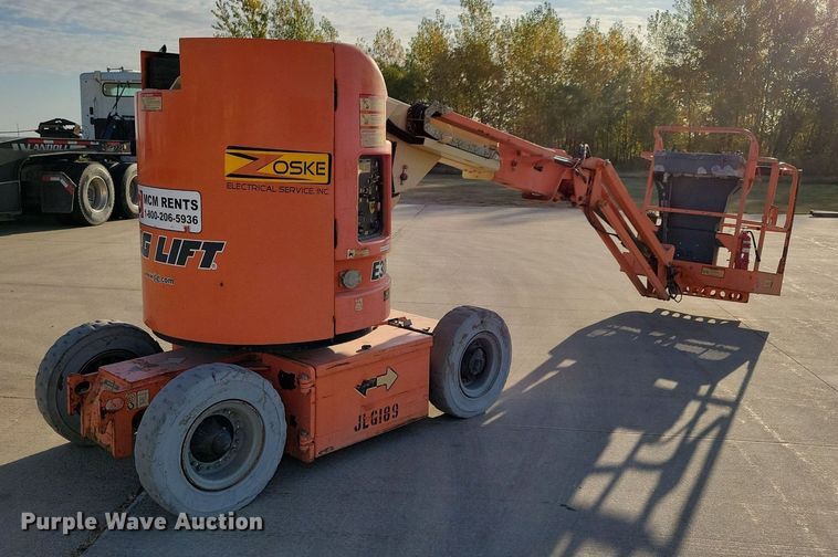 image for item DN4186 2004 JLG E300AJP  boom lift