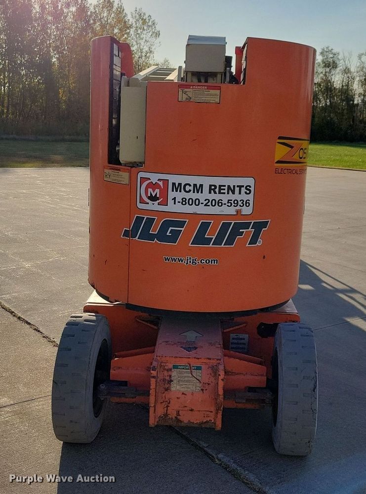 image for item DN4186 2004 JLG E300AJP  boom lift