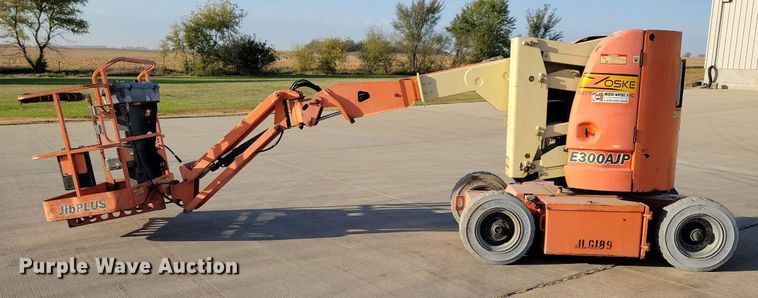 image for item DN4186 2004 JLG E300AJP  boom lift