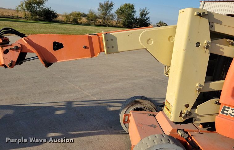 image for item DN4186 2004 JLG E300AJP  boom lift