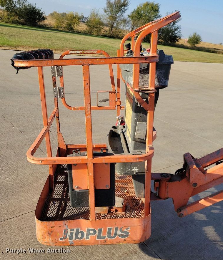 image for item DN4186 2004 JLG E300AJP  boom lift