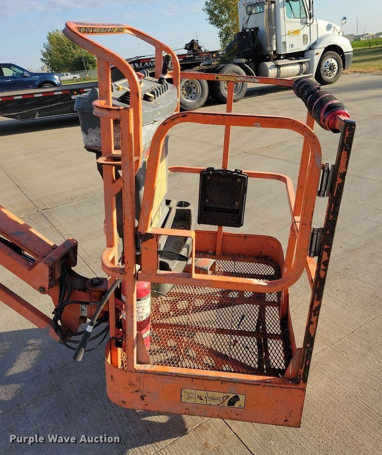image for item DN4186 2004 JLG E300AJP  boom lift