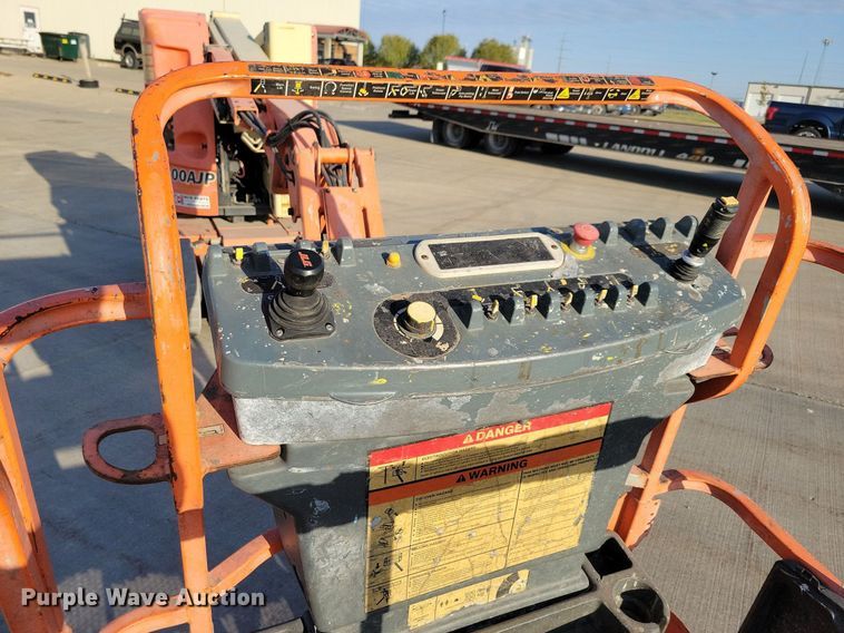 image for item DN4186 2004 JLG E300AJP  boom lift