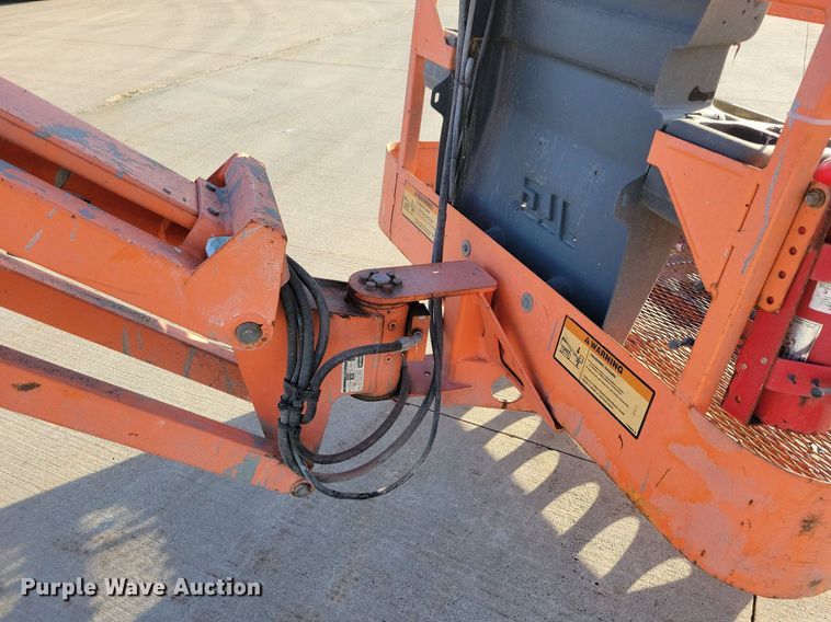 image for item DN4186 2004 JLG E300AJP  boom lift