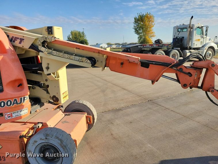 image for item DN4186 2004 JLG E300AJP  boom lift