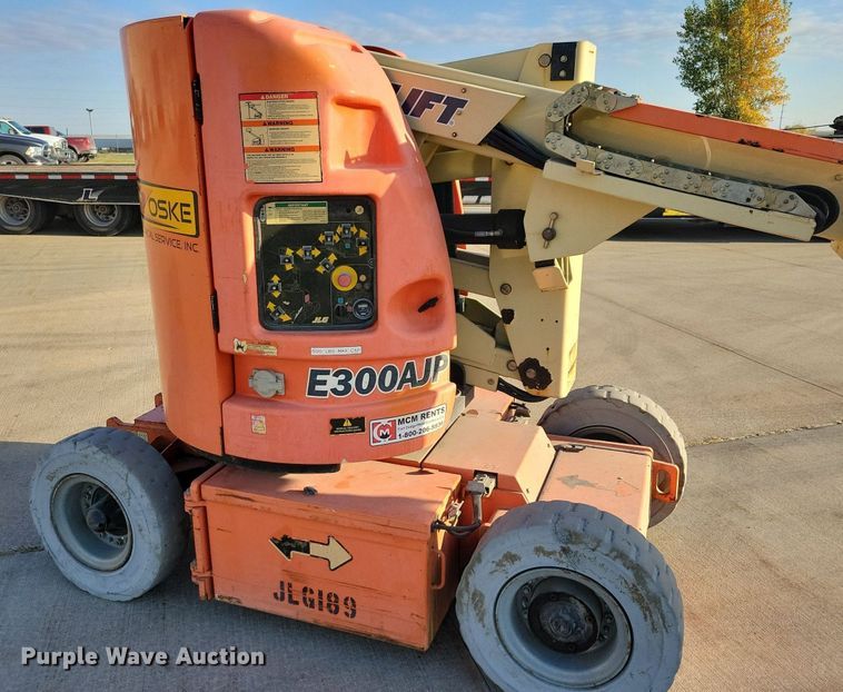 image for item DN4186 2004 JLG E300AJP  boom lift