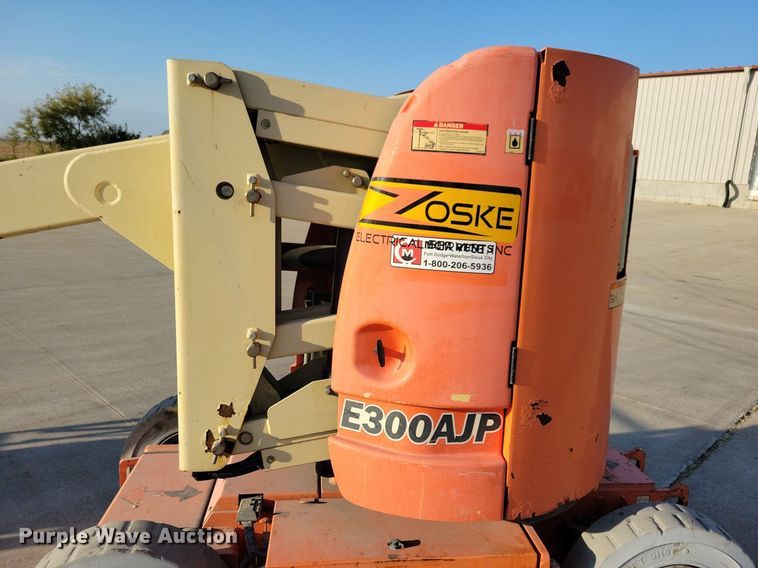 image for item DN4186 2004 JLG E300AJP  boom lift