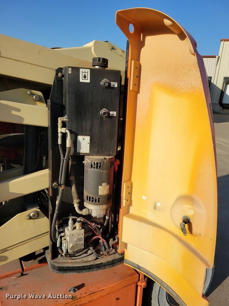 image for item DN4186 2004 JLG E300AJP  boom lift