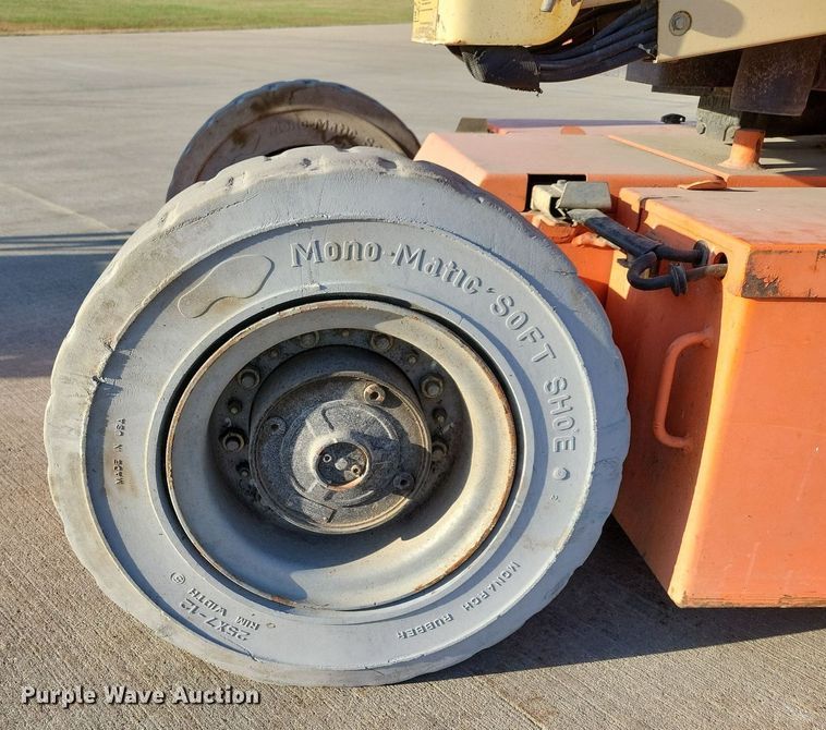 image for item DN4186 2004 JLG E300AJP  boom lift