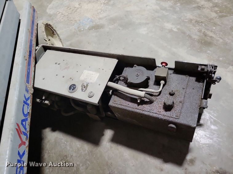 image for item DN4214 Skyjack SJIII 3226  scissor lift