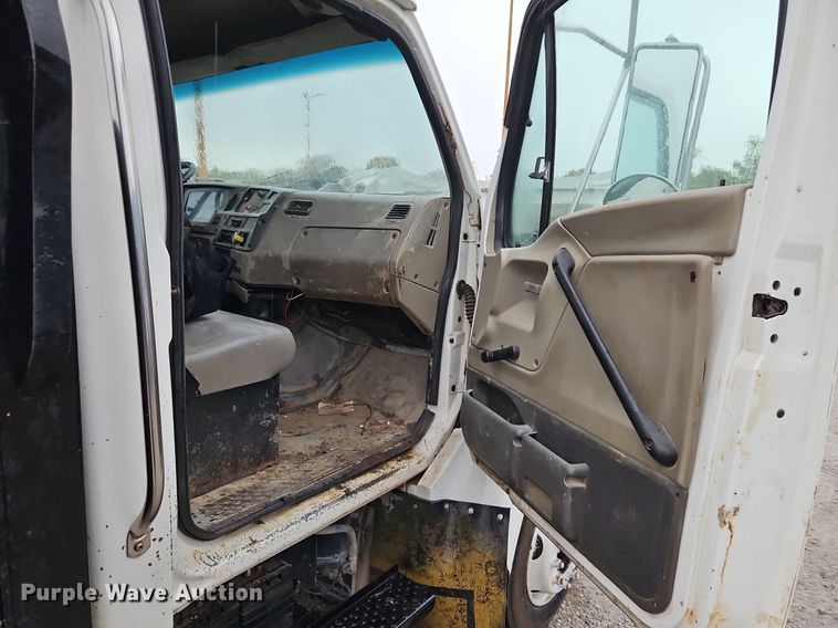 image for item DN7032 2005 Sterling Acterra  flatbed truck