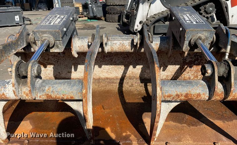 image for item DP0100 2021 Bobcat  skid steer grapple bucket