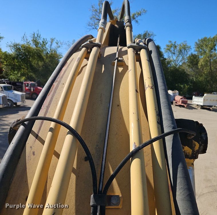 image for item DP2488 1999 John Deere 270LC  excavator