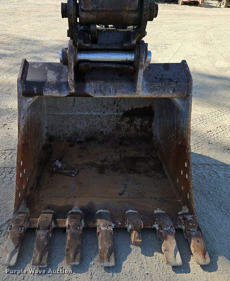 image for item DP2488 1999 John Deere 270LC  excavator