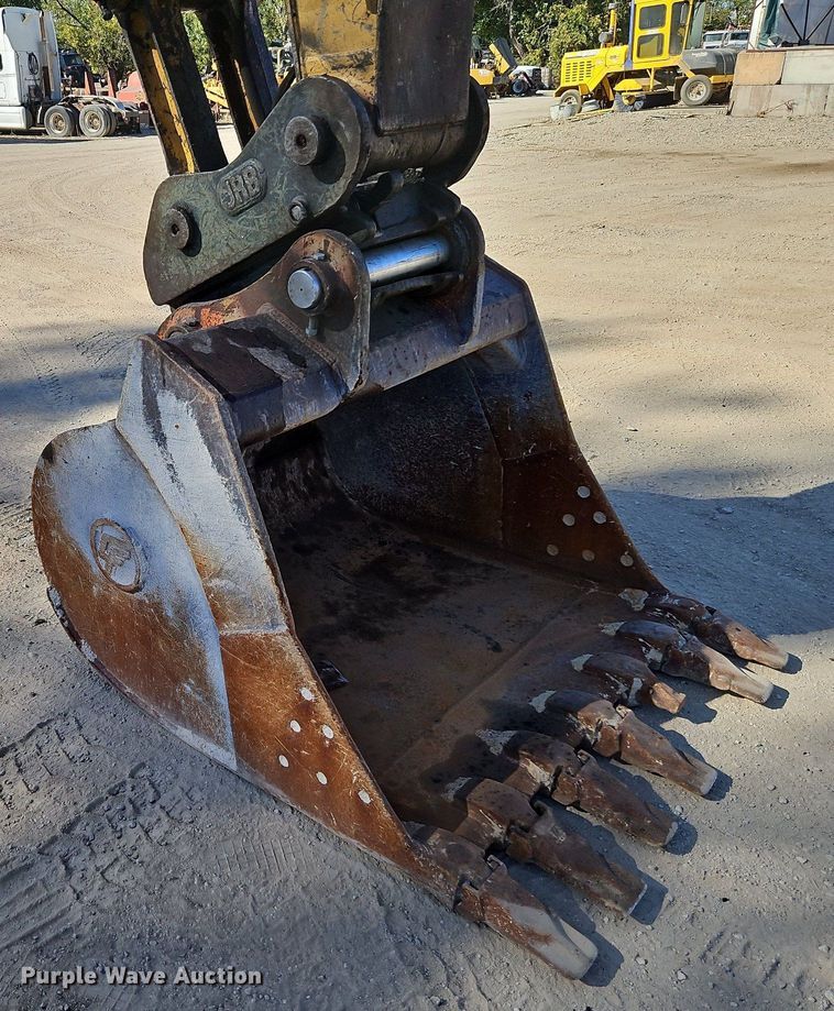 image for item DP2488 1999 John Deere 270LC  excavator