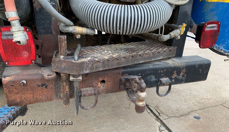 image for item DP8725 2000  Ford F650 Super Duty  vacuum truck