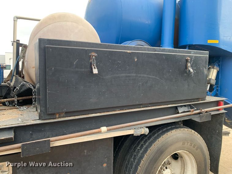 image for item DP8725 2000  Ford F650 Super Duty  vacuum truck