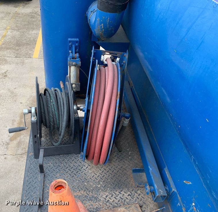 image for item DP8725 2000  Ford F650 Super Duty  vacuum truck