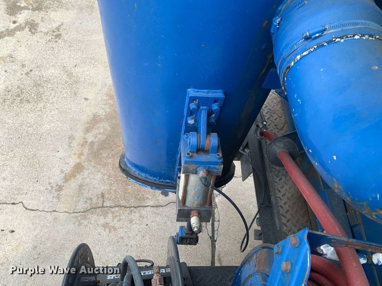 image for item DP8725 2000  Ford F650 Super Duty  vacuum truck