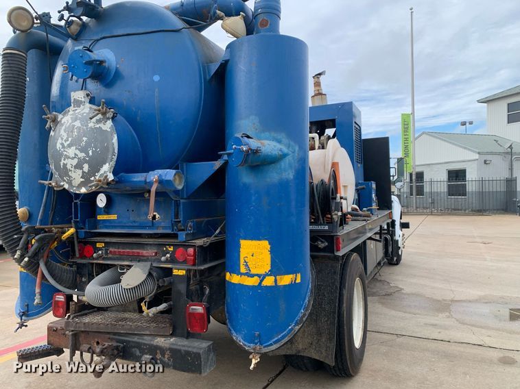 image for item DP8725 2000  Ford F650 Super Duty  vacuum truck