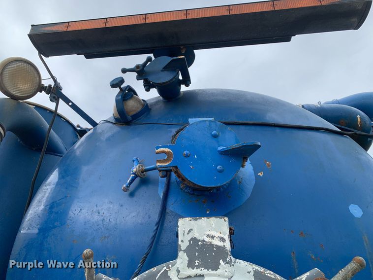 image for item DP8725 2000  Ford F650 Super Duty  vacuum truck