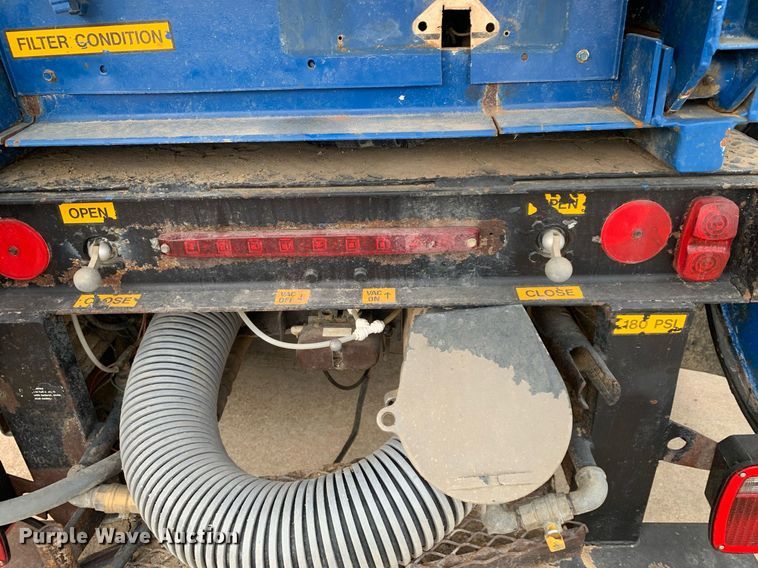 image for item DP8725 2000  Ford F650 Super Duty  vacuum truck