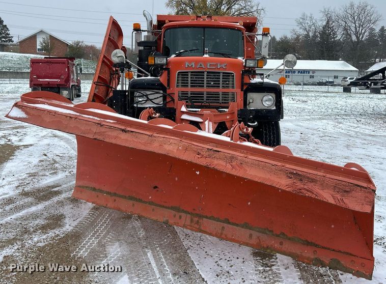 image for item DQ1026 1992 Mack RD690S  dump truck