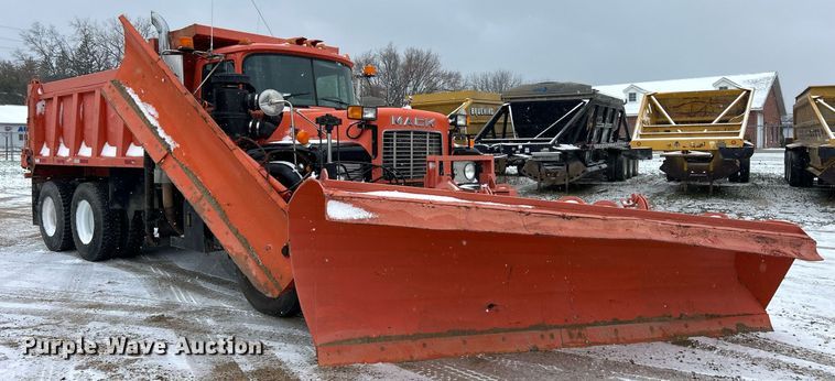 image for item DQ1026 1992 Mack RD690S  dump truck