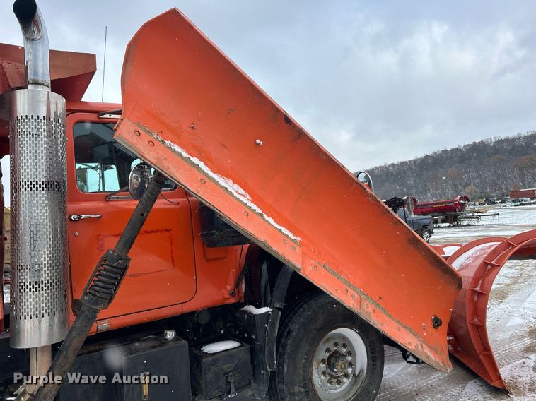 image for item DQ1026 1992 Mack RD690S  dump truck