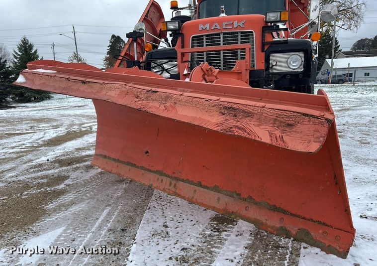 image for item DQ1026 1992 Mack RD690S  dump truck