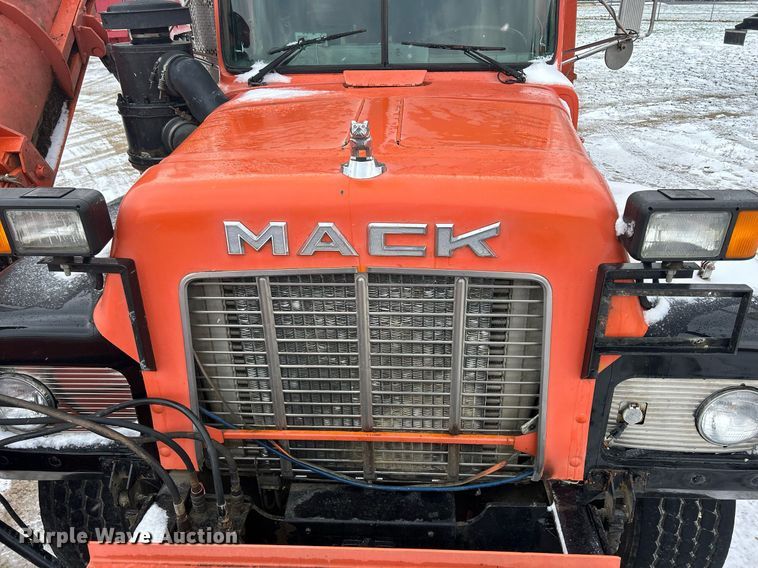 image for item DQ1026 1992 Mack RD690S  dump truck