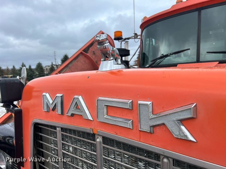 image for item DQ1026 1992 Mack RD690S  dump truck