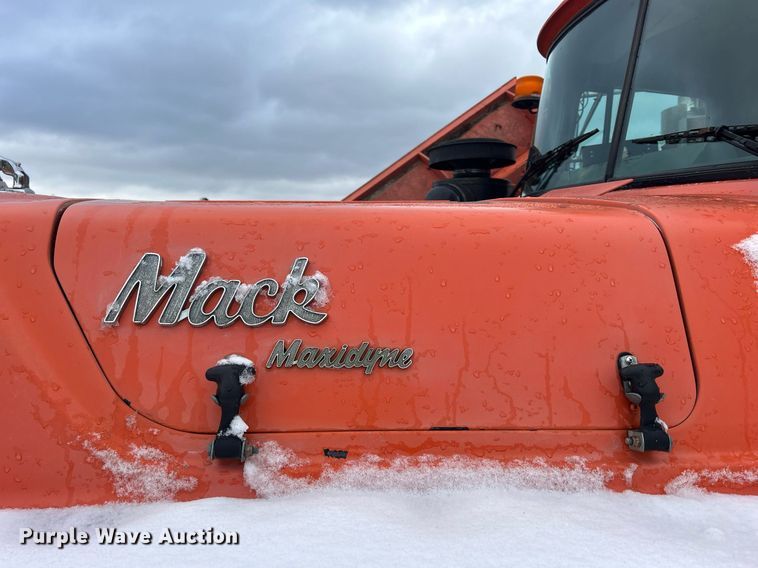 image for item DQ1026 1992 Mack RD690S  dump truck