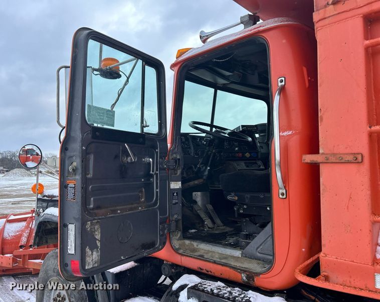 image for item DQ1026 1992 Mack RD690S  dump truck