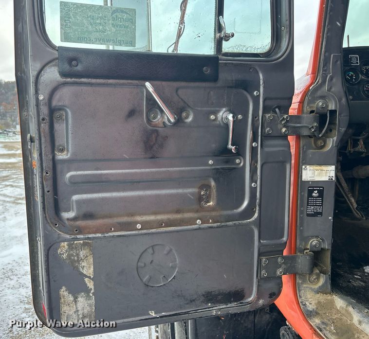 image for item DQ1026 1992 Mack RD690S  dump truck