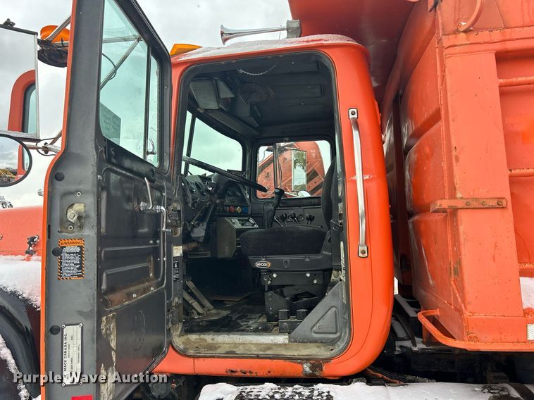 image for item DQ1026 1992 Mack RD690S  dump truck