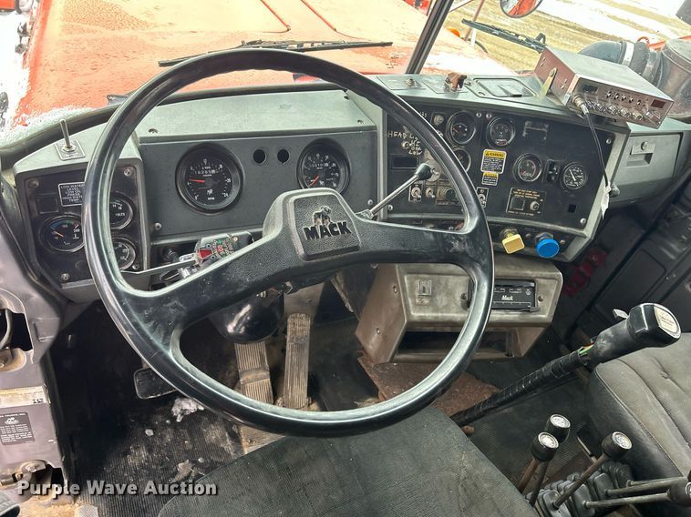 image for item DQ1026 1992 Mack RD690S  dump truck