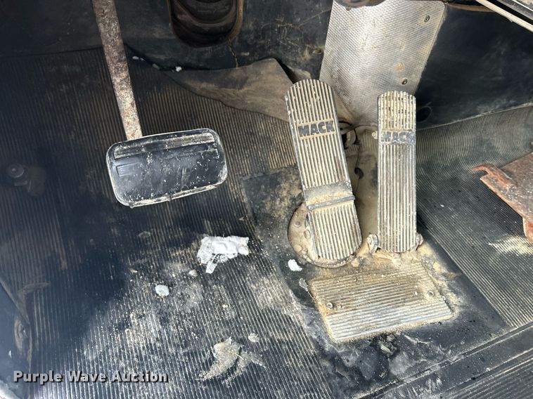 image for item DQ1026 1992 Mack RD690S  dump truck