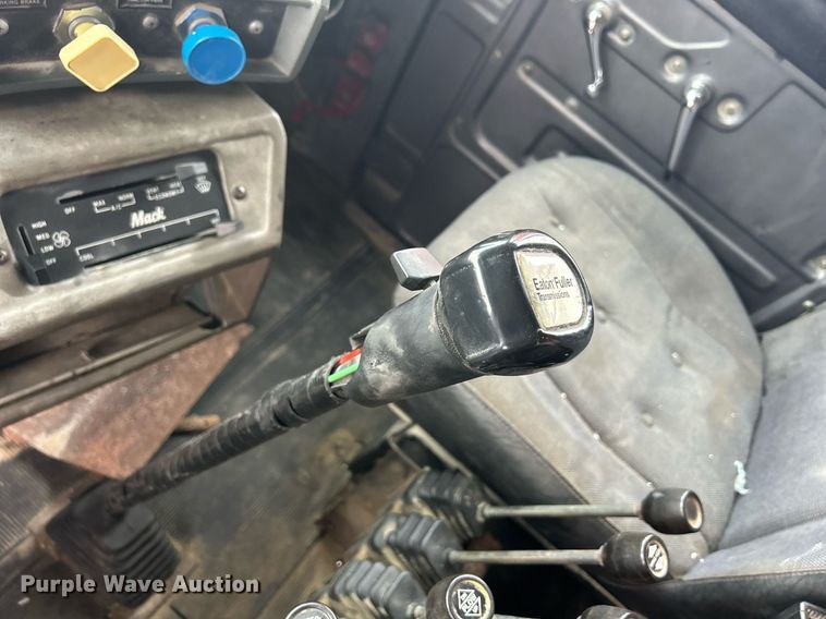 image for item DQ1026 1992 Mack RD690S  dump truck