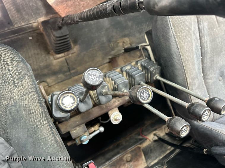 image for item DQ1026 1992 Mack RD690S  dump truck