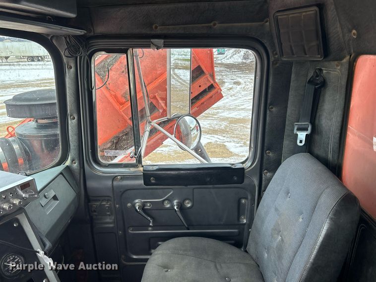 image for item DQ1026 1992 Mack RD690S  dump truck