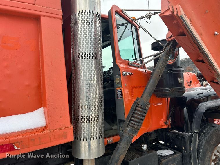 image for item DQ1026 1992 Mack RD690S  dump truck