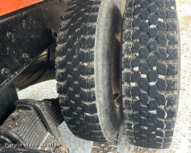 image for item DQ1026 1992 Mack RD690S  dump truck