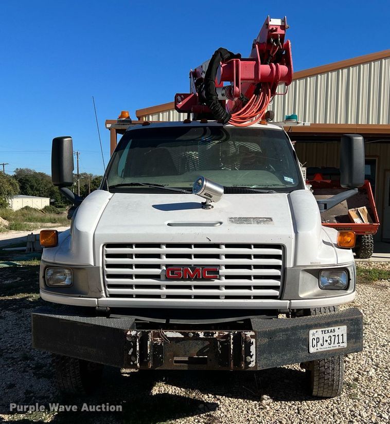 image for item DQ2236 2005 GMC C5500  bucket truck