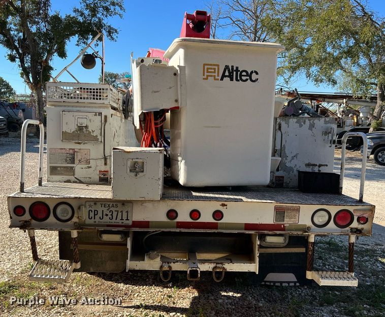 image for item DQ2236 2005 GMC C5500  bucket truck