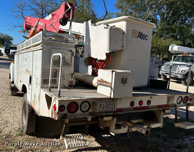 image for item DQ2236 2005 GMC C5500  bucket truck